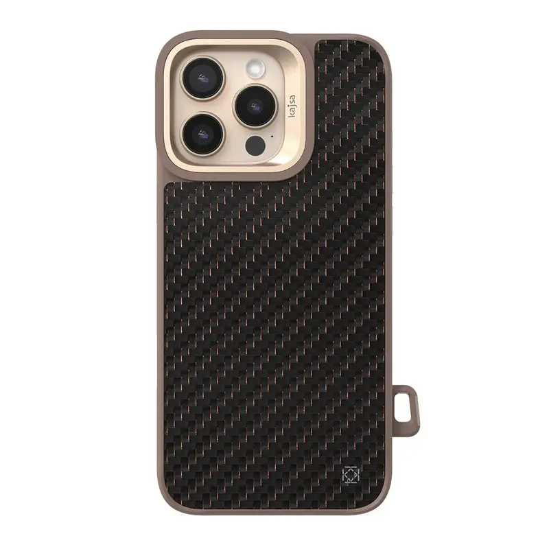  آیفون ۱۶ با کاور کجسا مدل Carbon Fiber در محیط کاری شیک